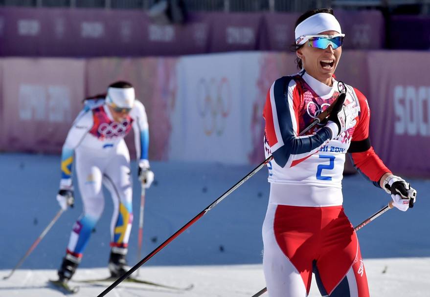 Sport di fatica. La norvegese Marit Bjoergen vincitrice della medaglia d’oro nella gara di Skiathlon femminile, seconda arrivata la svedese Charlotte Kalla. (Epa) 
